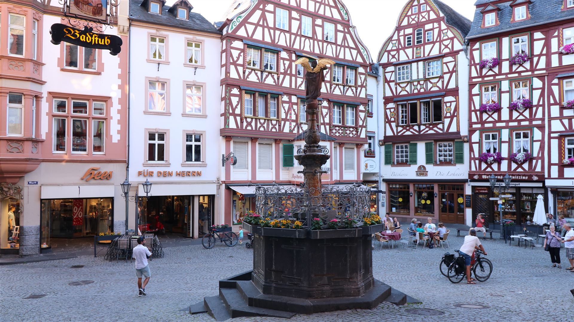 Marktplatz mit Michaelsbrunnen
